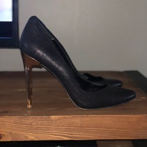 BCBG PUMPS